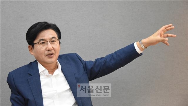 박성수 송파구청장이 25일 서울신문과의 인터뷰에서 서울시의 한강 주변 아파트 층고 35층 제한에 대해 이야기하고 있다.  최해국 선임기자 seaworld@seoul.co.kr