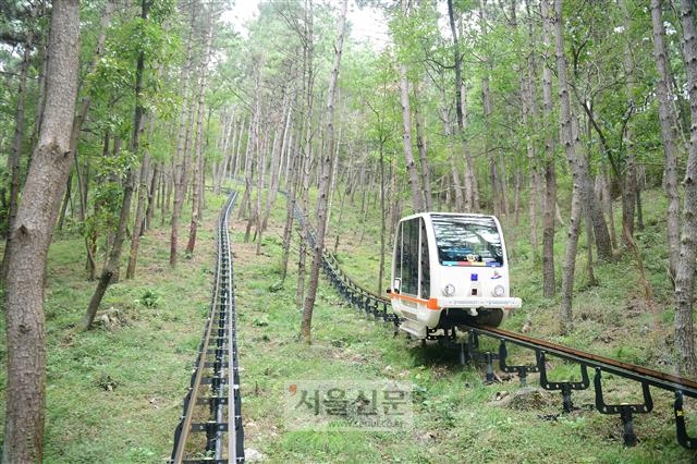 지난 3월 개통한 거제관광모노레일은 거제시 고현동 포로수용소유적공원과 계룡산 정상 사이를 운행한다.