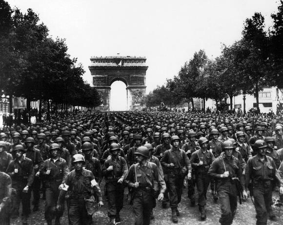 제2차 세계대전 후반인 1944년 8월 프랑스 파리 해방 나흘 뒤 미군 병사들이 샹젤리제 거리를 행진하는 모습.  서울신문 DB