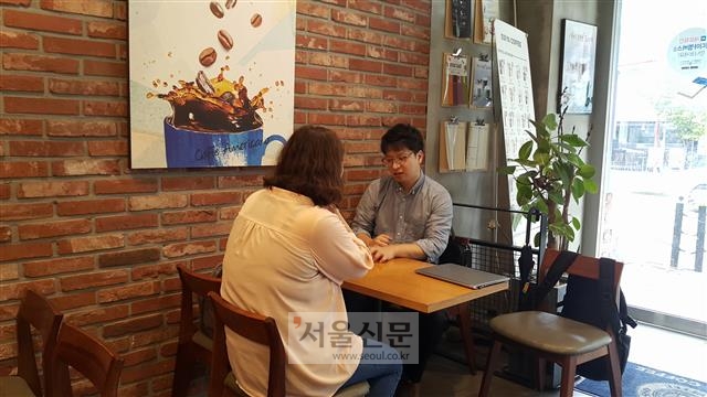 8년간 학원 강사로 일했지만 낮은 임금으로 가난에서 벗어나지 못했던 한선영씨가 지난 8월 인천의 한 카페에서 서울신문과 인터뷰를 하고 있다. 한씨는 인터뷰 내내 “지금의 가난은 제 탓”이라고 했다.