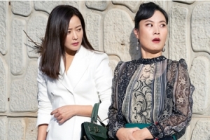 ‘나인룸’ 김희선 김재화, ‘벽 밀착+곁눈질’ 경계태세 포착