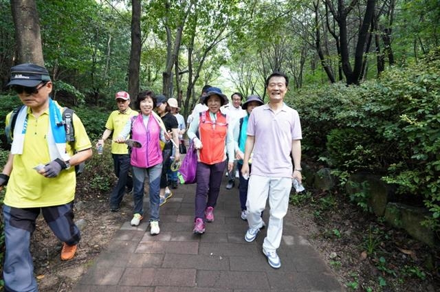 이승로(오른쪽) 성북구청장이 지난 8월 열린 ‘성북구민 걷기대회’에서 주민들과 함께 월곡산 둘레길을 걷고 있다. 성북구 제공