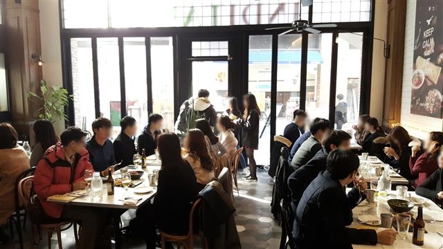 미혼남녀를 위한 단체 맞선이벤트가 열리고 있다. 서울신문 DB 