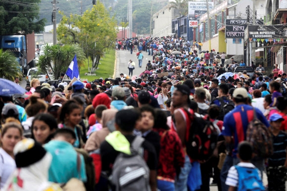 FILE PHOTO: Thousands of Hondurans fleeing poverty and violence move in a caravan toward the United States, in Santa Rosa de Copan, Honduras October 14, 2018.     To match Special Report USA-ELECTION/IMMIGRATION.     REUTERS/ Jorge Cabrera