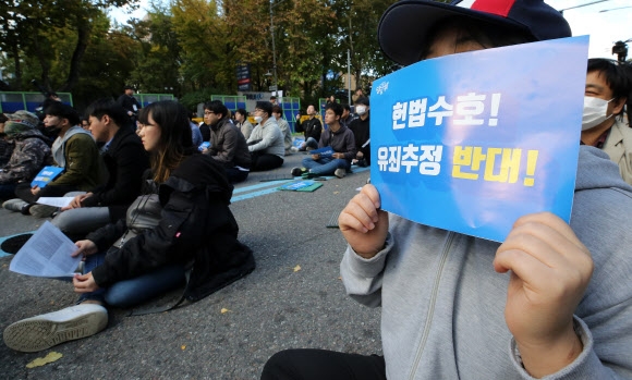 27일 오전 서울 대학로 마로니에 공원 앞에서 시민들이 성범죄 유죄추정을 규탄하는 시위를 하고 있다.  이 시위의 발단이 된 ‘곰탕집 성추행 사건’은 지난해 11월 한 남성이 대전의 곰탕집에서 여성을 성추행 한 혐의로 지난달 5일 징역 6개월을 선고받아 법정 구속된 사건으로 이후 남성의 부인이 억울하게 누명을 썼다고 주장해 논란이 되고 있다. 2018.10.27  연합뉴스