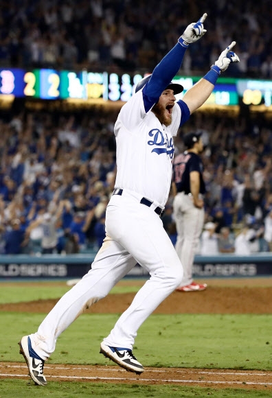 LOS ANGELES, CA - OCTOBER 26: Max Muncy #13 of the Los Angeles Dodgers celebrates his eighteenth inning walk-off home run to defeat the the Boston Red Sox 3-2 in Game Three of the 2018 World Series at Dodger Stadium on October 26, 2018 in Los Angeles, California.   Ezra Shaw/Getty Images/AFP  == FOR NEWSPAPERS, INTERNET, TELCOS & TELEVISION USE ONLY ==/2018-10-27 16:55:51/ <연합뉴스
