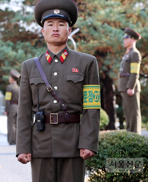 [서울포토] ‘판문점 북한 민사경찰’