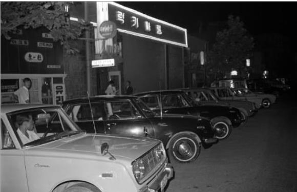 1960년대 말 서울 유흥가 앞의 자가용 택시들(서울신문 DB). 