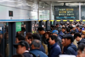 지하철 4호선 이촌역 터널서 멈춰…상행선 운행 차질에 큰 혼잡