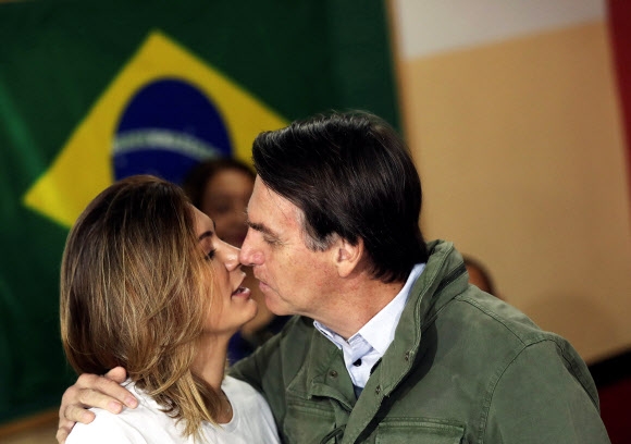 브라질 대선 결선 투표에서 승리한 자이르 보우소나루(63) 당선인이 28일(현지시간) 부인 미셀과 키스하고 있다. 로이터 연합뉴스