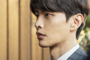 ‘뷰티 인사이드’ 이민기, 서현진 母 김희정 앞 무릎 꿇은 모습 포착