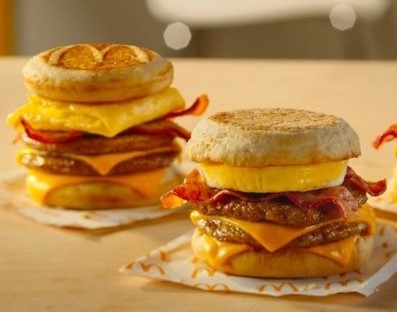 맥도날드의 새로운 아침 메뉴인 트리플 브렉퍼스트 스택스