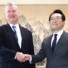 [서울포토] 비건 미국 대북대표와 악수하는 이도훈 한반도평화교섭본부장