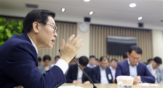 이재명 경기도지사가 지난 7월 16일 취임 후 첫 실·국장회의를 주재하고 있다. 이 지사는 이 자리에서 “자본주의 위기를 보완하기 위해서는 사회적기업과 협동조합을 육성해야 한다”고 강조했다. 경기도 제공
