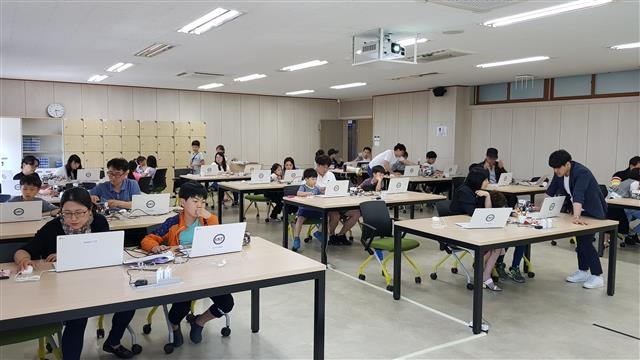 지난 7월 말 열린 중·고등학생 대상 IoT 체험교실. 자유학기제 및 미래산업과 만나다 등과 같이 연계해 진행하고 있다. 대구시 제공