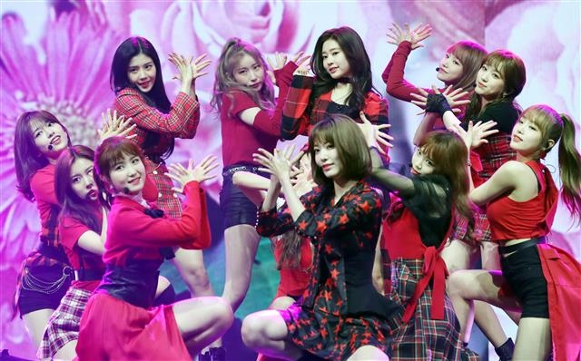 아이즈원, 강렬한 레드빛 유혹