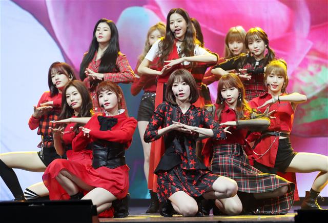 아이즈원, 꿈같은 데뷔 무대  그룹 아이즈원(IZ*ONE)이 29일 오후 서울 올림픽공원에서 열린 첫 번째 미니앨범 ‘컬러라이즈(COLOR*IZ)’ 쇼케이스 기자간담회에 참석해 신곡을 선보고 있다. 아이즈원은 Mnet의 오디션 프로그램 ‘프로듀스48’에서 국민프로듀서의 투표로 선정된 TOP12멤버 장원영, 미야와키 사쿠라, 조유리, 최예나, 안유진, 야부키 나코, 권은비, 강혜원, 혼다 히토미, 김채원, 김민주, 이채연 등으로 구성된 걸그룹이다. 2018.10.29 뉴스1