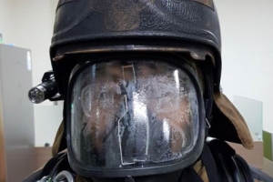 불길 뛰어든 ‘火벤저스’… 뺨 화상도 잊고 아이 품고 나왔다