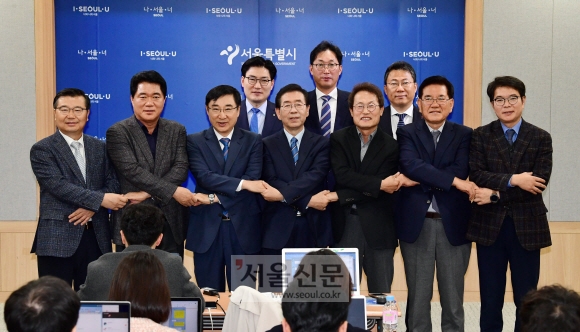 류경기(앞줄 왼쪽부터 시계 반대방향) 중랑·박준희 관악·이동진 도봉구청장, 박원순 서울시장, 조희연 시교육감, 유덕열 동대문·정원오 성동·서양호 중구·이창우 동작·이정훈 강동구청장이 29일 서울시청에서 내년 처음 실시되는 고등학교 무상급식 참여를 발표한 뒤 포즈를 취하고 있다.  정연호 기자 tpgod@seoul.co.kr