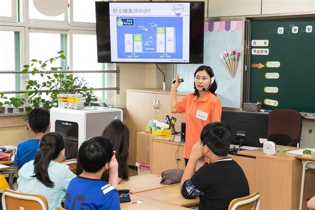 한국토요타자동차가 지난 7월 시작한 ‘2018 어린이 교통안전·환경 교실’에 참가한 초등학생들이 안전 교육을 받고 있다.