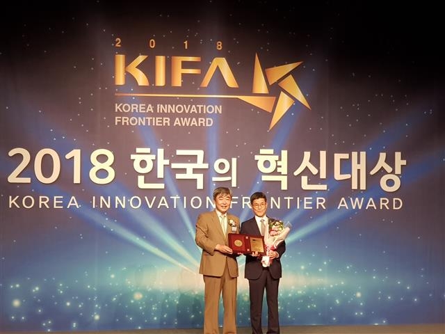고호준(오른쪽) 한국가스공사 전략기획본부장이 24일 열린 ‘2018 한국의 혁신대상’에서 사회혁신 부문 대상을 받고 기념촬영을 하고 있다.