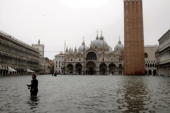 물에 잠긴 이탈리아 베네치아의 산마르코광장=AFP 연합뉴스