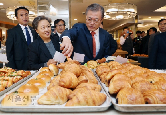 문재인 대통령이 30일 오후 전북 군산에 위치한 빵집 이성당을 찾아 빵을 고르고 있다. 2018. 10. 30  도준석 기자 pado@seoul.co.kr