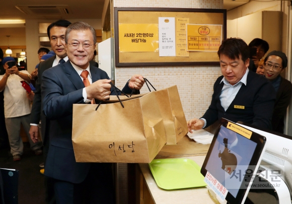 문재인 대통령이 30일 오후 전북 군산에 위치한 빵집 이성당을 방문, 빵을 구입하고 있다. 2018. 10. 30  도준석 기자 pado@seoul.co.kr