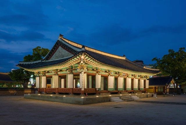 강원감영이 23년에 걸친 복원공사 끝에 옛 모습을 되찾아 다음달 3일 준공된다. 사진은 복원된 강원감영 모습. 원주시 제공