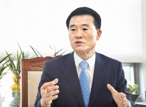 이승로 성북구청장이 30일 구청에서 가진 서울신문과 인터뷰에서 장위뉴타운 조성에 대해 이야기하고 있다.  최해국 선임기자 seaworld@seoul.co.kr