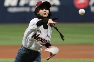 [포토] 깜찍 양갈래 머리하고 시구하는 AOA 지민