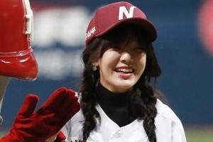 AOA 지민 패대기 시구, 넥센-와이번스 PO 경기 등장 ‘포즈는 좋았는데...’