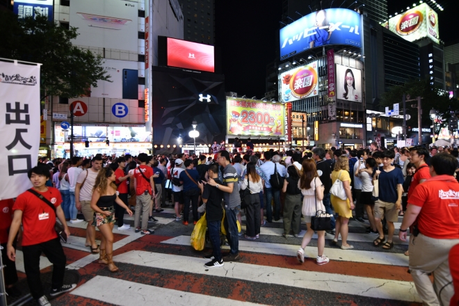 평소에도 수많은 사람들도 붐비는 일본 도쿄 시부야 거리.