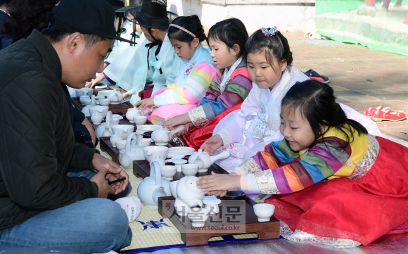 31일 서울 중랑구 신내동 신내근린공원에서 열린 ‘어린이 차 예절 발표회’에 참가한 어린이들이 한복차림으로 부모님 앞에서 솜씨를 뽐내고 있다. 2018.10.31. 이종원 선임기자 jongwon@seoul.co.kr