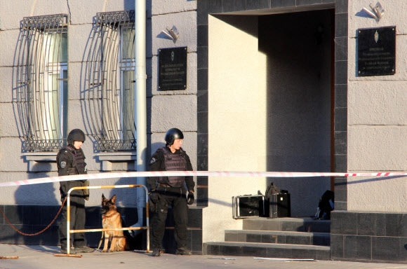 러시아 당국이 지난달 31일(현지시간) 괴한의 공격을 받은 아르한겔스크 연방보안국 건물을 조사하고 있다.=로이터 연합뉴스