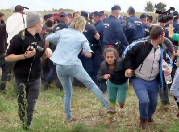 2015년 9월 세르비아 접경 지대에서 난민에게 발길질을 하고 있는 헝가리 전직 기자 페트라 라슬로  AFP 연합뉴스   