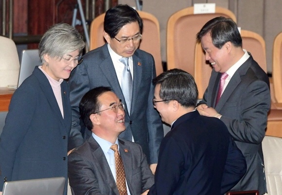 국회 본회의장에서 문재인 대통령 내년도 예산안에 대해 시정연설에 앞서 장관들이 이야기를 나누고 있다. 2018. 11. 1 정연호 기자 tpgod@seoul.co.kr