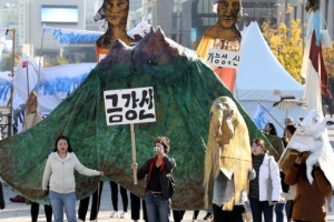 “평화로운 세상 만들어요” 광화문 행진