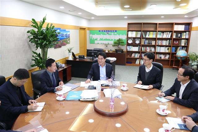 박준희(가운데) 관악구청장이 1일 구청장실에서 직원들에게 이날 광범위하게 단행한 조직 개편의 취지를 설명하고 있다.  관악구 제공