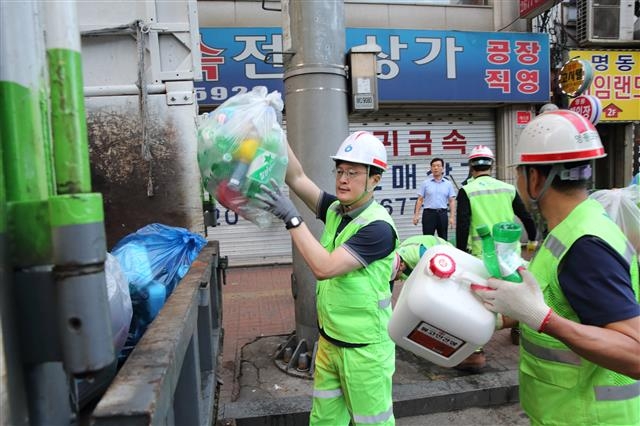 지난 8월 영등포 전통시장 인근에서 환경미화원 체험을 하는 채 구청장.