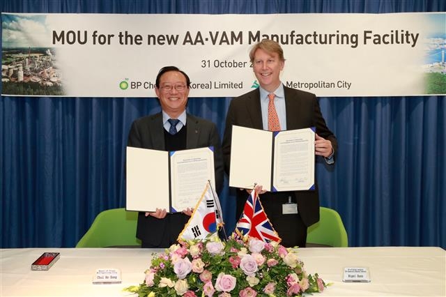 송철호(왼쪽) 울산시장과 나이젤 던 BP그룹 페트로케미칼 아세틸스 담당 부사장이 지난달 31일(현지시간) 영국 런던 BP그룹 본사에서 울산 롯데비피화학 생산공장 증설투자 업무협약을 체결한 뒤 기념사진을 찍고 있다.  울산시 제공