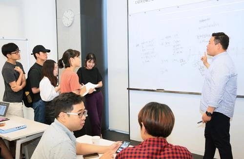 지난 8월 개최된 ‘한이음 ICT멘토링 참여멘티 세미나’에서 학생들이 멘토를 통해 진행 프로젝트 및 취업에 대한 조언을 받고 있다.