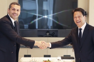 [서울포토]칼둔 아부다비 행정청장과 악수하는 임종석 비서실장