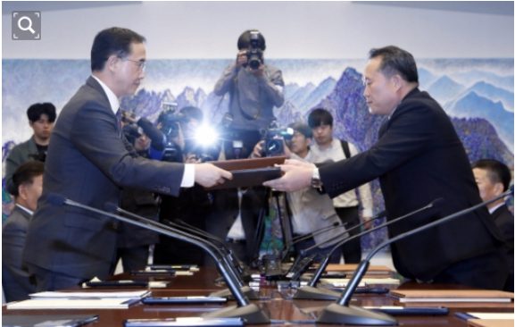 남북 고위급 회담 공동보도문 교환하는 남북 대표