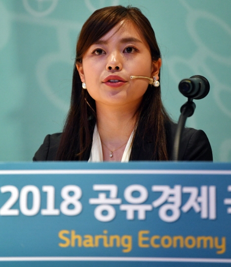 안주 이시야마 일본 공유경제협회 총괄 매니저가 2일 서울신문과 경기도가 공동 주최한 2018 공유경제 국제포럼 주제발표에서 일본의 공유경제 제도를 소개하고 있다.  박윤슬 기자 seul@seoul.co.kr