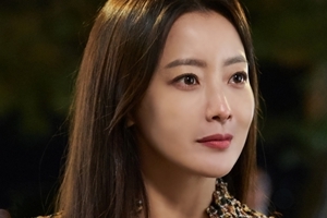 ‘나인룸’ 김희선, 이경영 저택 파티 포착 ‘호랑이 굴에 제 발로’