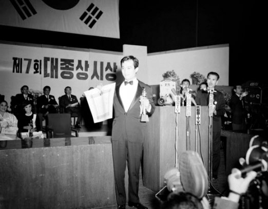 한국 영화 사상 가장 밝게 빛난 ‘별’이 안식에 들었다. ‘국민배우’ 신성일이 4일 오전 2시 30분 폐암으로 타계했다. 향년 81세. 사진은 1968년 ‘제7회 대종상 남우주연상’을 수상한 신성일. 2018.11.4 <br>연합뉴스 자료사진