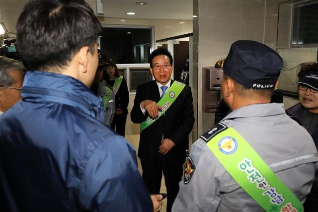 정순균(가운데) 강남구청장이 골목길 안심순찰대와 함께 공중화장실 여성 안심벨을 점검하고 있다. 강남구 제공