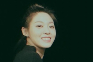 설현 근황, 부산 밤하늘 아래 “달처럼 빛나는 미소”