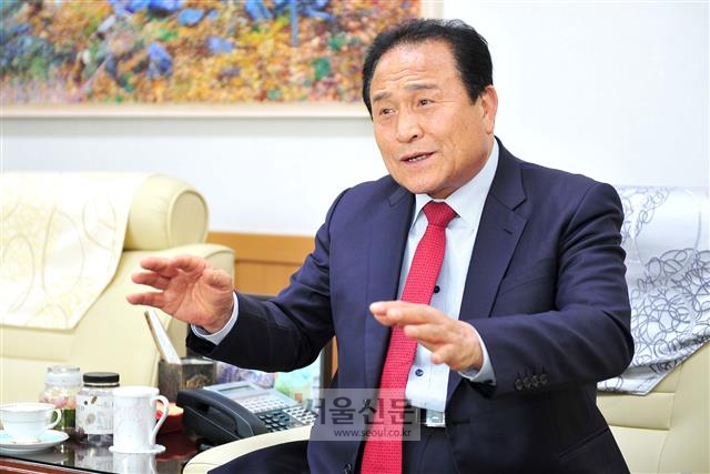 김영만 경북 군위군수가 지난 2일 집무실에서 서울신문과 인터뷰를 갖고 “대구통합 신공항의 군위 유치를 반드시 실현시키겠다”고 강조하고 있다.